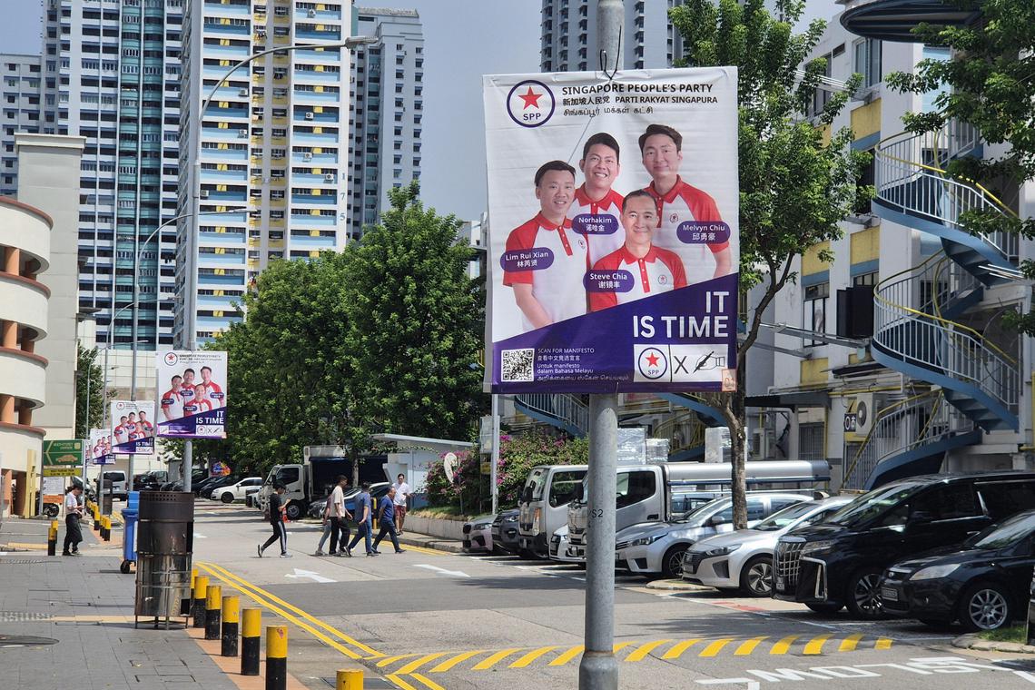 星期四中午时分仍可见新加坡人民党的竞选海报高挂于大巴窑街头,但人民党秘书长谢镜丰下午5时许受访时说,竞选海报已由承包商全部拆除并妥善处理。(李天錡摄)