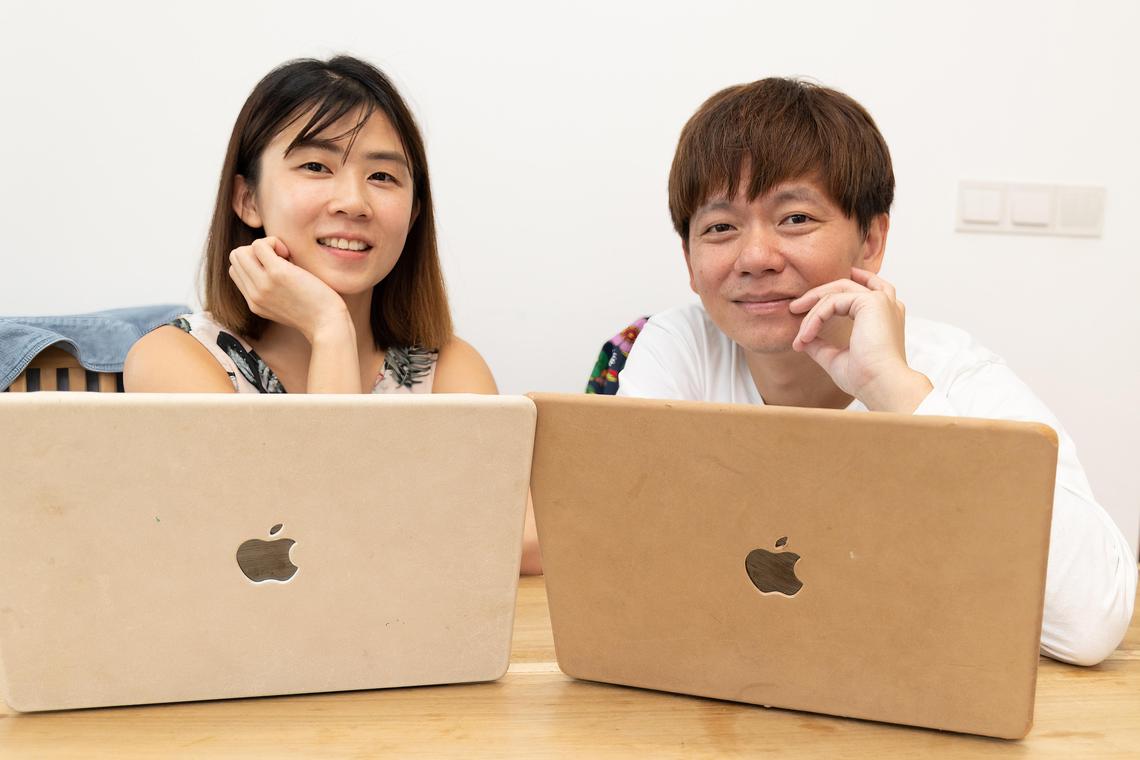 黄以瓴和周刚毅带孩子来新加坡念书,开阔他们的眼界,让他们为自己的未来做决定。(张思庆摄)