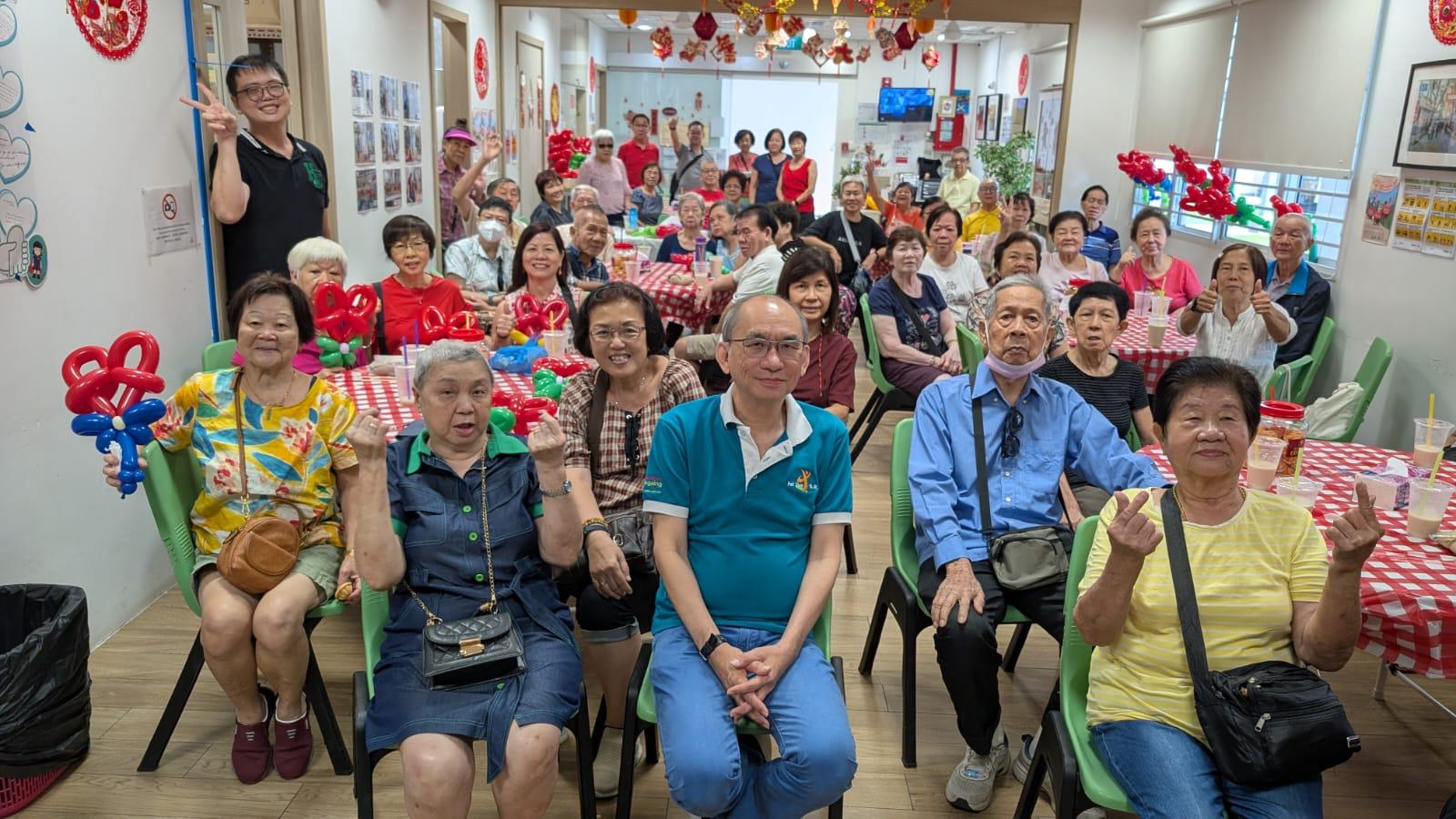 今年2月17日,凌展辉(前排右二)参加蔡厝港林邦区活跃乐龄中心的农历新年活动,与长者们同欢共乐。(受访者提供)