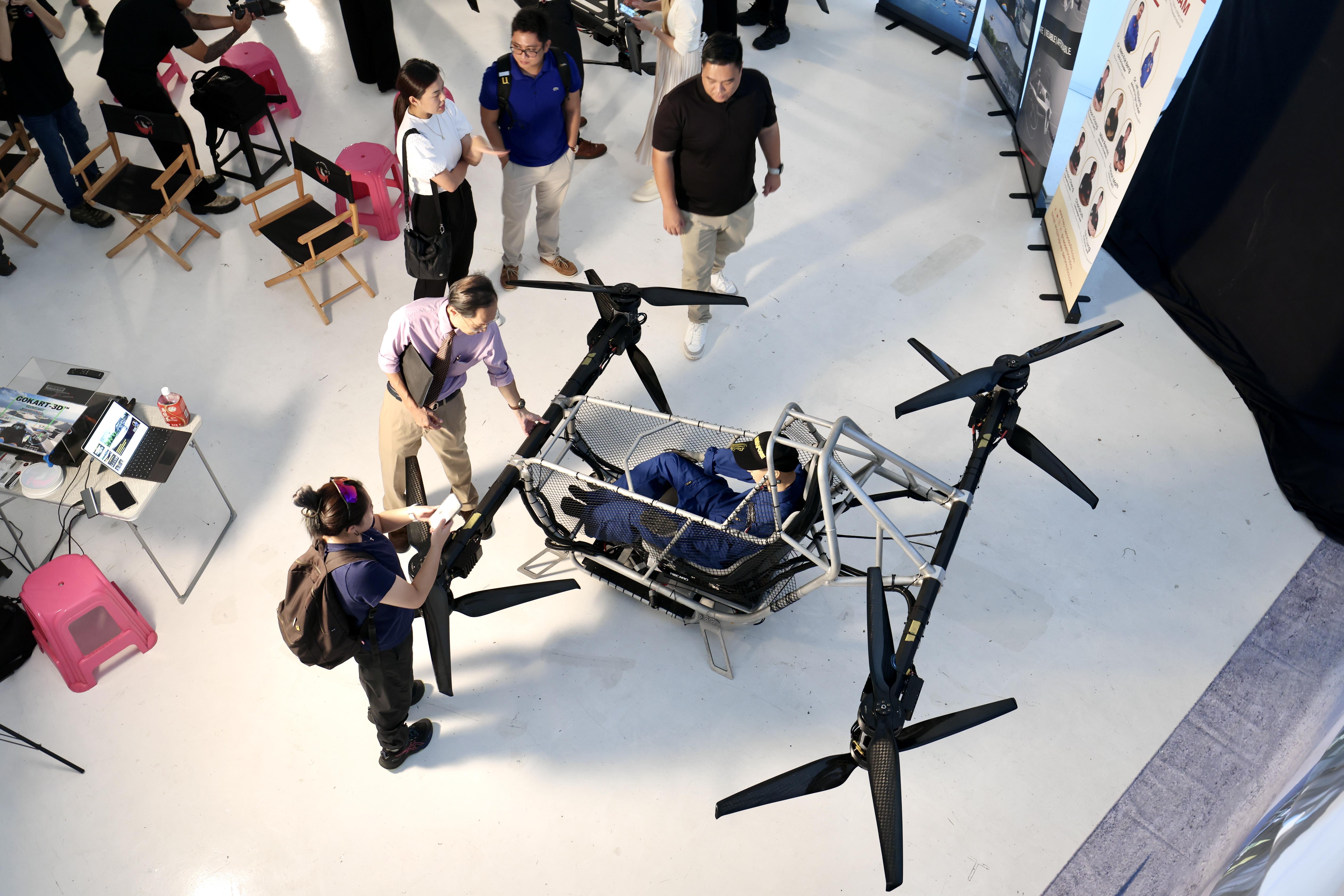 新翔宇航的“飞行车”依据美国联邦航空管理局(FAA)第103条超轻型飞行器法规设计,即飞行器总重量不得超过254磅(约115公斤),在满足一定条件的情况下,用户无须持有飞行执照即可操作。图中展示的“飞行车”为半成品,成品的驾驶舱将包含外壳。(陈斌勤摄)