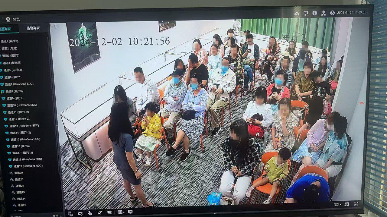 根据领队提供的画面,游客被带入珠宝店时,领队和导游只能在其他房间通过闭路电视查看游客的状况。(受访者提供)