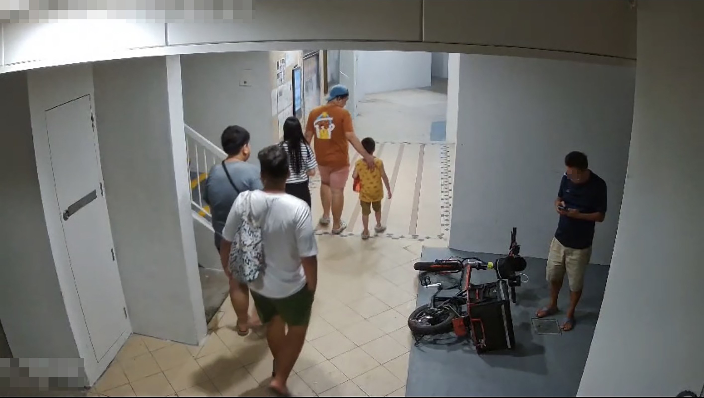 过程中虽有公众经过,阿叔还是旁若无人。(受访者提供)