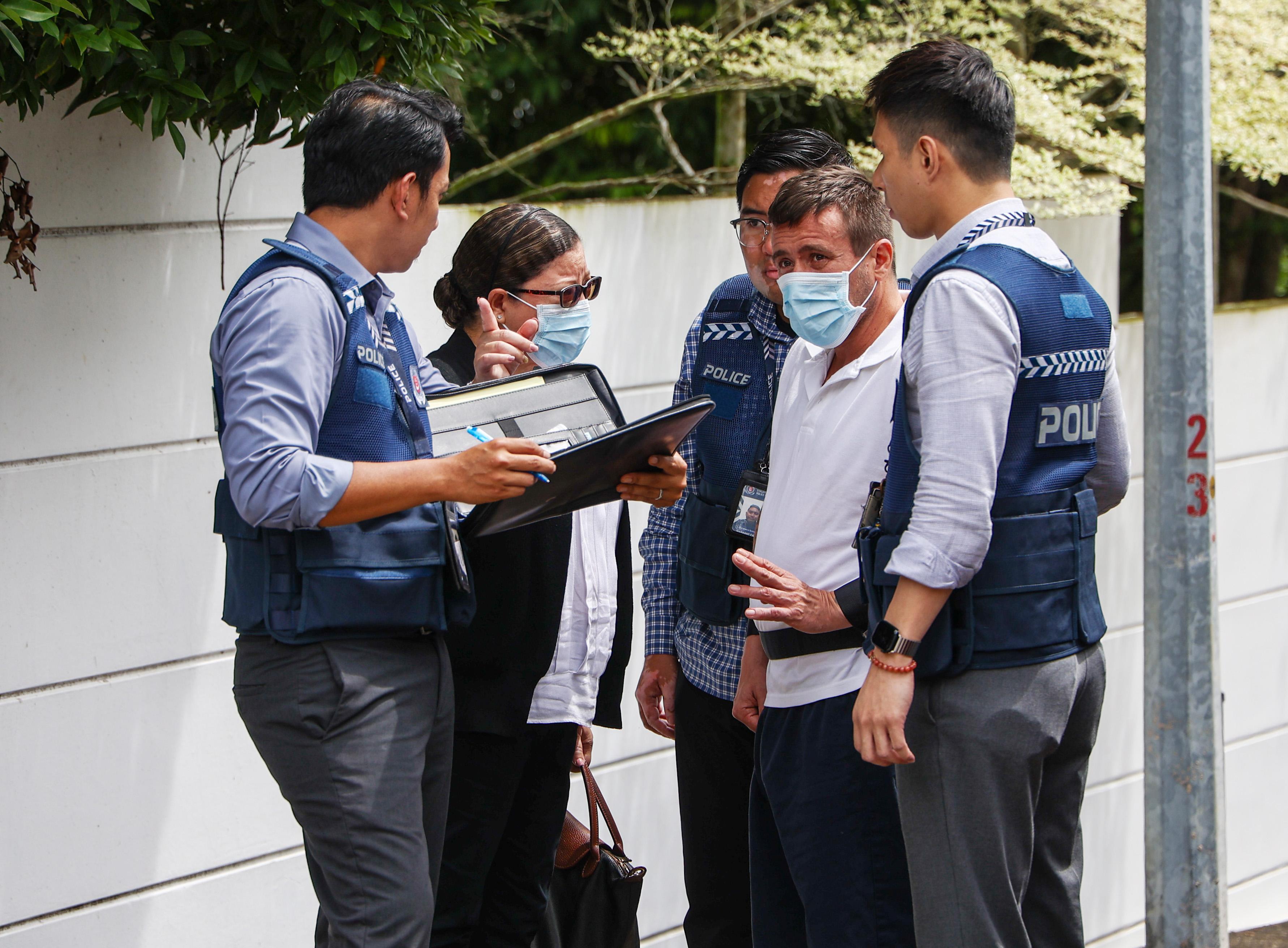 墨西哥和哥伦比亚双国籍男子加尔塞斯比较紧张,也频频指向转弯处的山坡。(白艳琳摄)