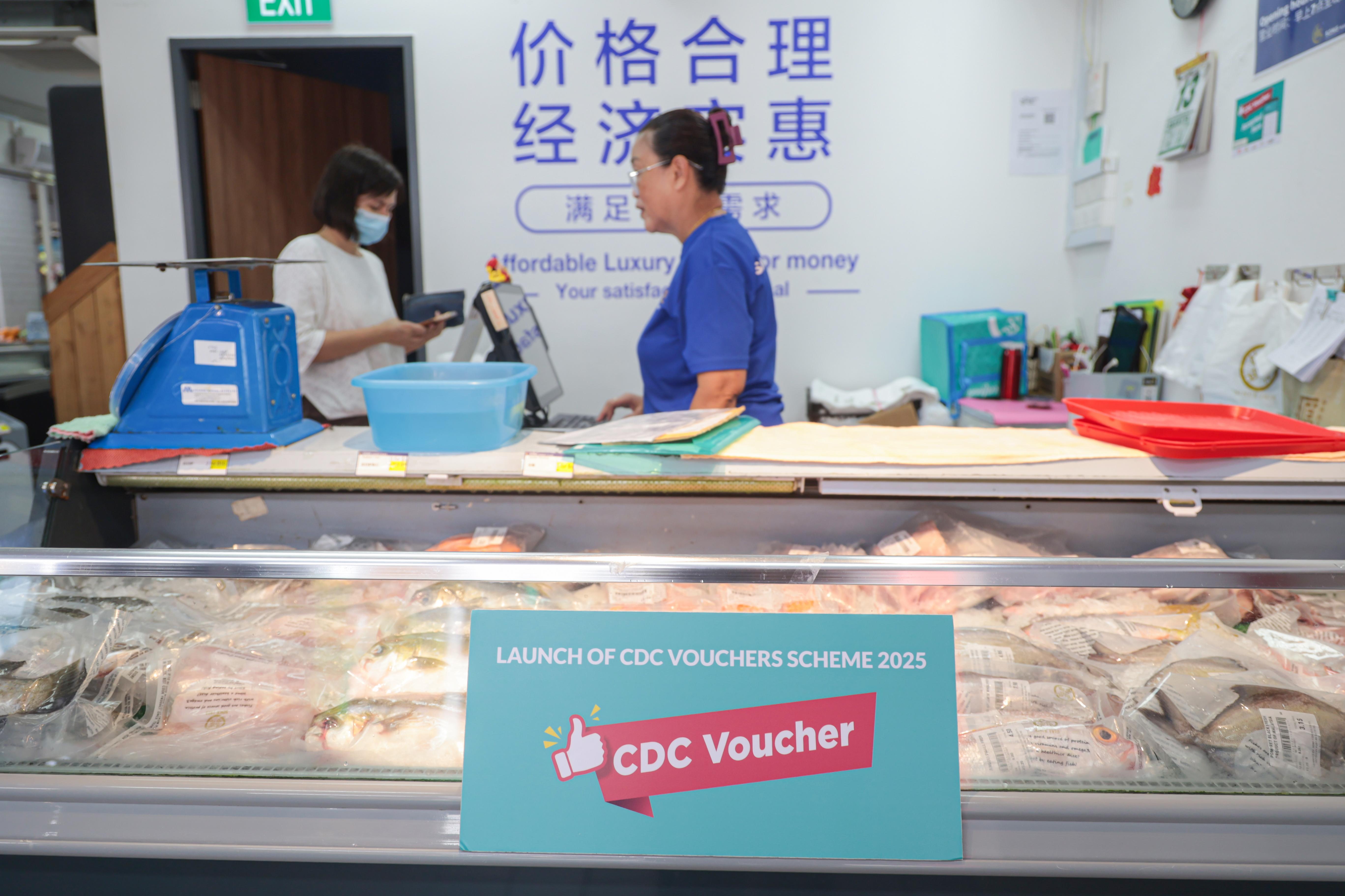冷冻海鲜食品连锁专卖店Song Marketplace自去年9月左右入驻邻里商店不久后,开始接受邻里购物券为支付方式之一。(李冠卫摄)