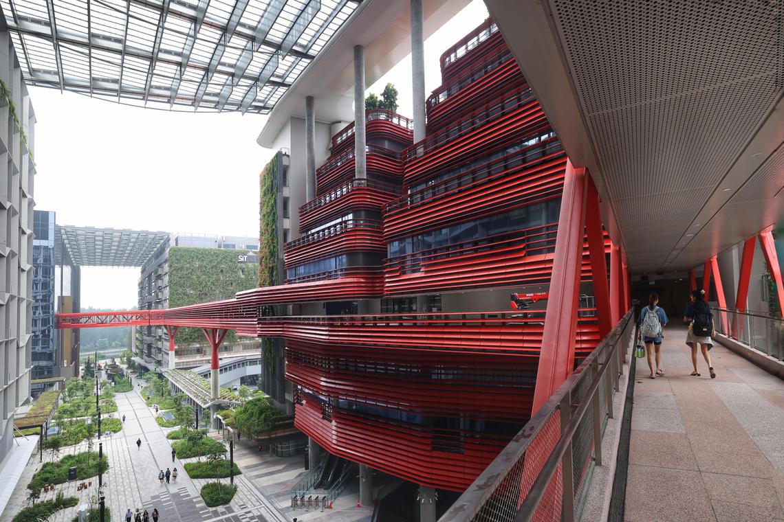新工大西区校园已启用,这栋标志性的红色建筑设有图书馆、会议室等设施,为学生提供学习和交流空间。(郑一鸣摄)