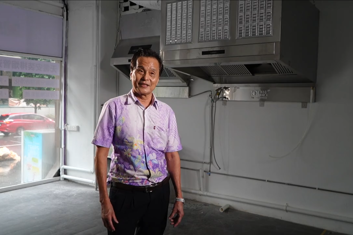 豪杰大厦零售店业主吴再祥指出,单位安装抽油烟机后,短时间内成功找到新租户。(视频截图)