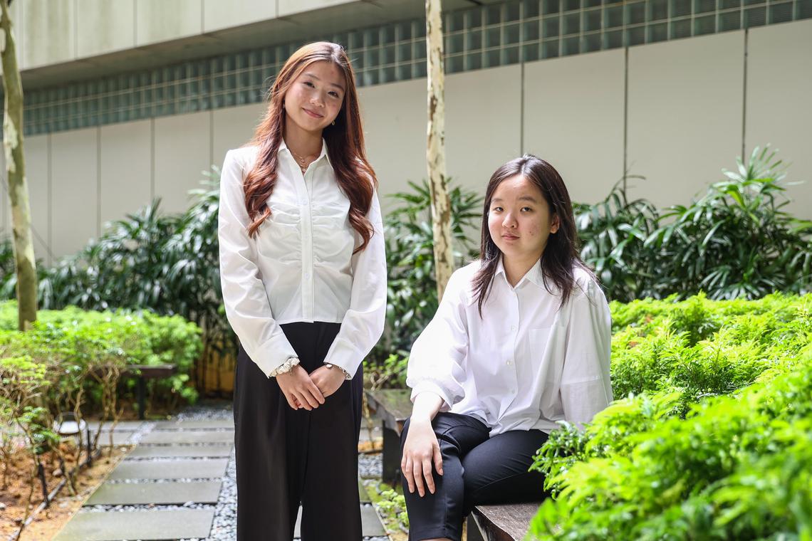 工艺教育中区学院学生黄静仪(左)和淡马锡理工学院学生陈晞(右)获得国家环境局—行业奖学金。(白艳琳摄)