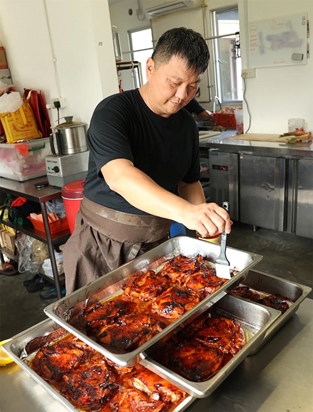 突破村庄主厨陈明裕服务21年,擅长本地菜和中餐。他和突破樟宜村法国餐馆主厨张德同将一起培训学员,以及协助中央厨房的设计和设备采购。(突破宣道之家提供)