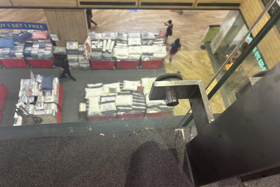 商场高楼层一些玻璃面板的支架上可见鸟粪痕迹。