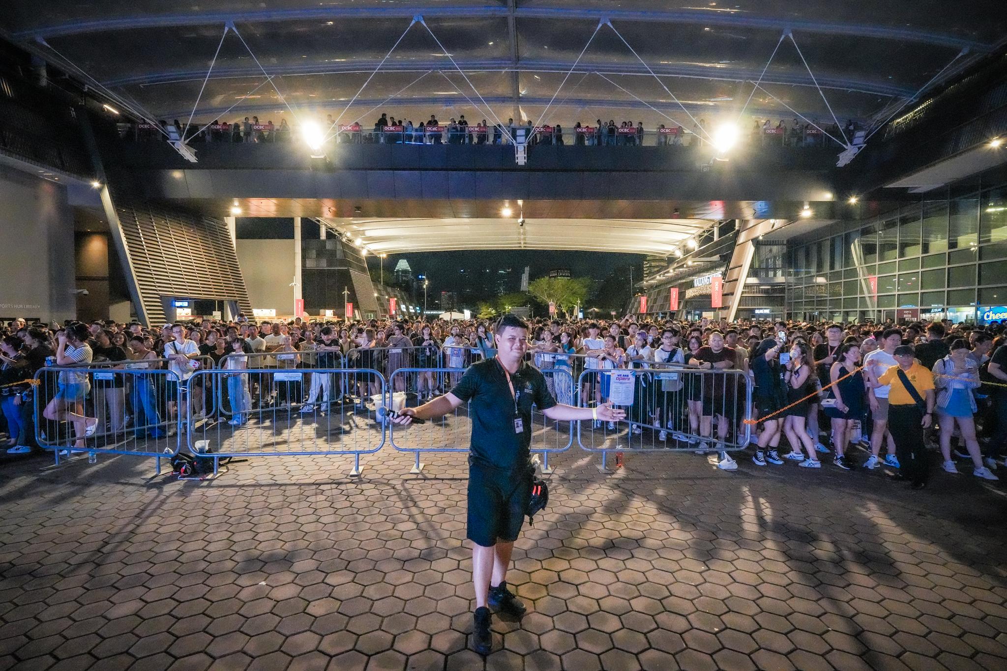 负责户外场地的李立龙在演唱会散场时担任起DJ,用偶像的音乐让歌迷边唱边等待分批进入地铁站,使他成为小红书等社交媒体里最多人称赞的新加坡演唱会DJ。(Kallang Alive提供)