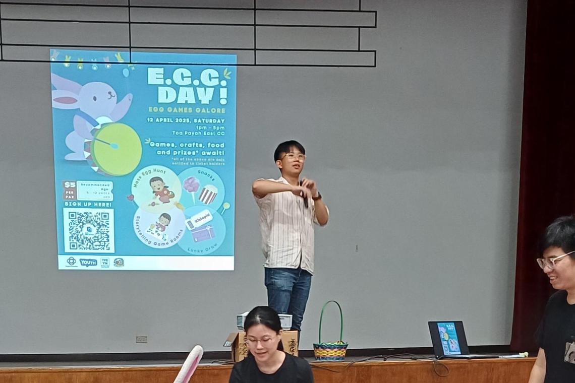 蔡玮恩在4月12日的活动上当主持人。活动以复活节为主题,包括游戏和零食,吸引了约150位居民参加,其中不少是父母带着年幼儿童前来游玩。(受访者提供)