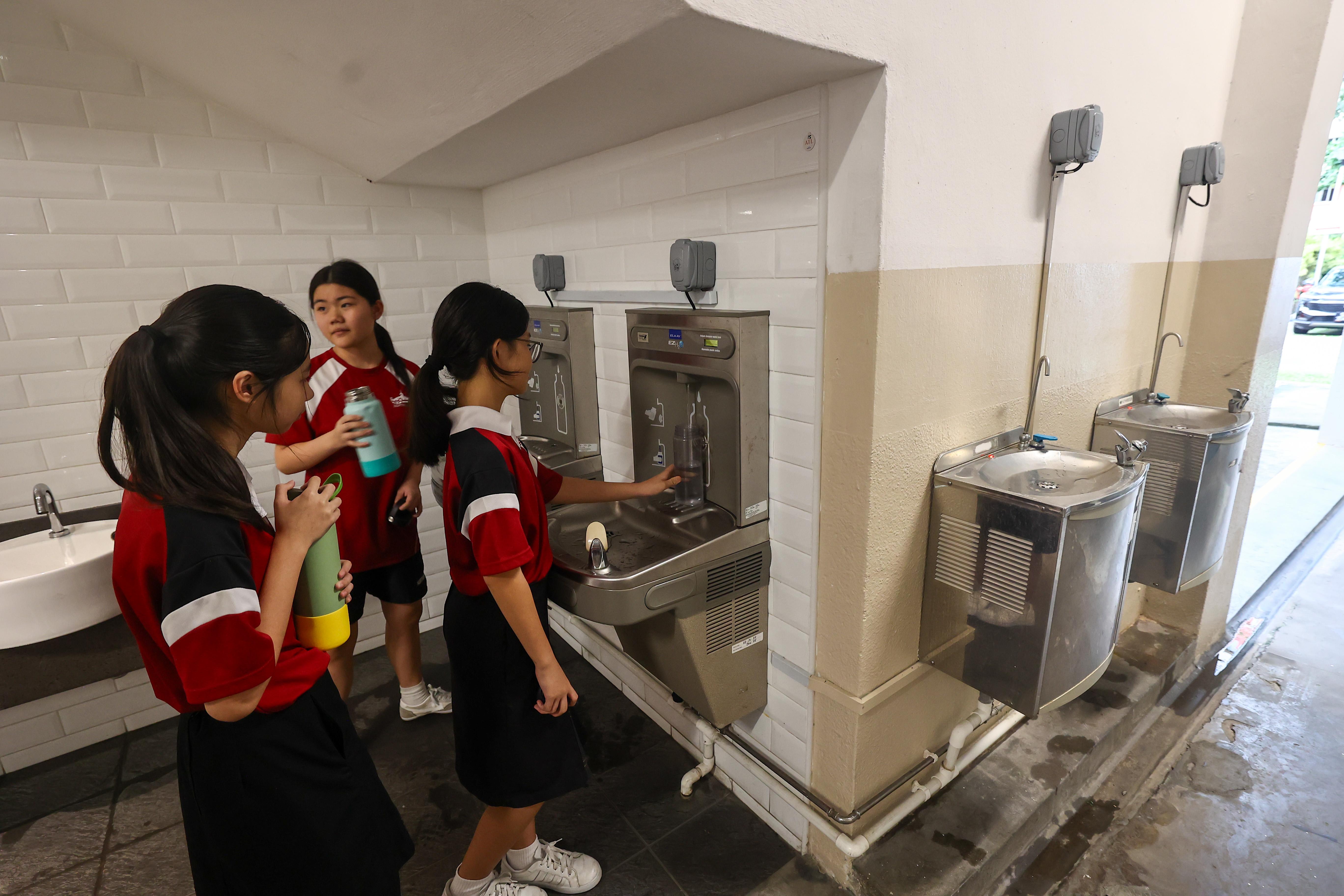 学校陆续增设饮水机,以鼓励并提醒学生多补充水分,以免炎热脱水。目前校内各处共有15台饮水机。此外,学生也可穿更凉爽快干的有领汗衫代替正式校服来校上课。(陈渊庄摄)
