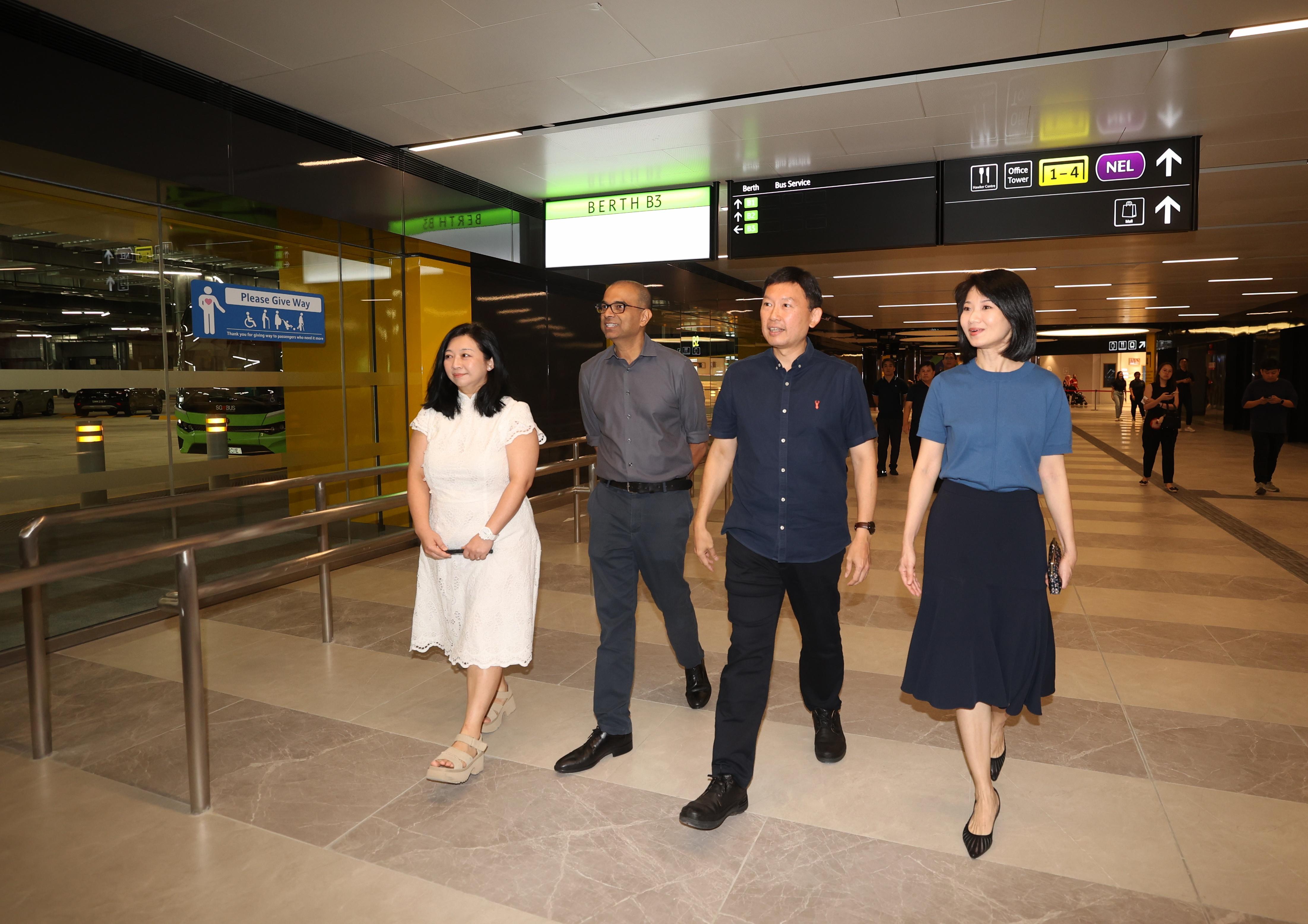 交通部长徐芳达(右二)和榜鹅集选区议员杨涴淩(左起)、普杰立及孙雪玲,一起视察下月启用的榜鹅海岸巴士转换站。(郑一鸣摄)