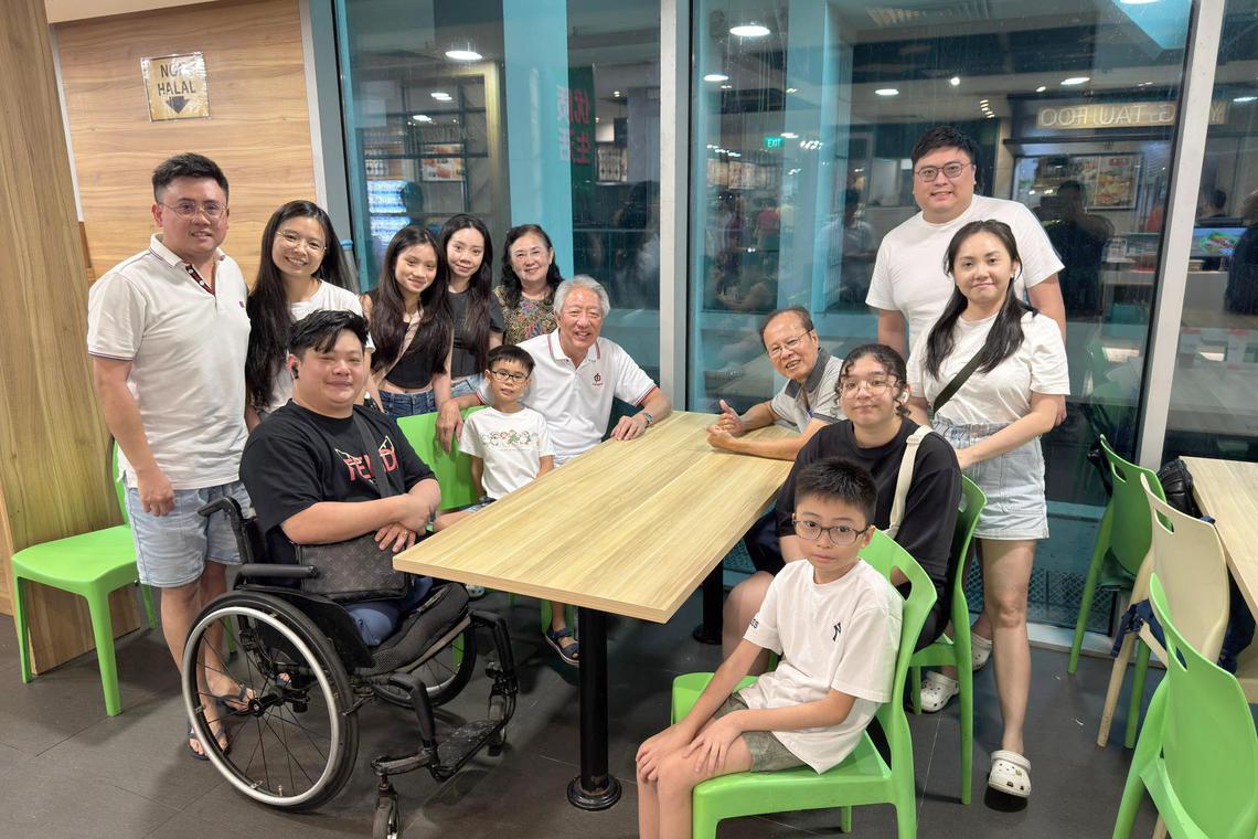 张志贤5月1日贴文,感谢这户人家无私地为社区服务。他指出他们体现了新加坡精神:忠诚、勤奋、孝道、服务社群,以及克服困难的坚韧毅力。他也借此向居民、义工和合作伙伴致敬。(取自张志贤脸书)