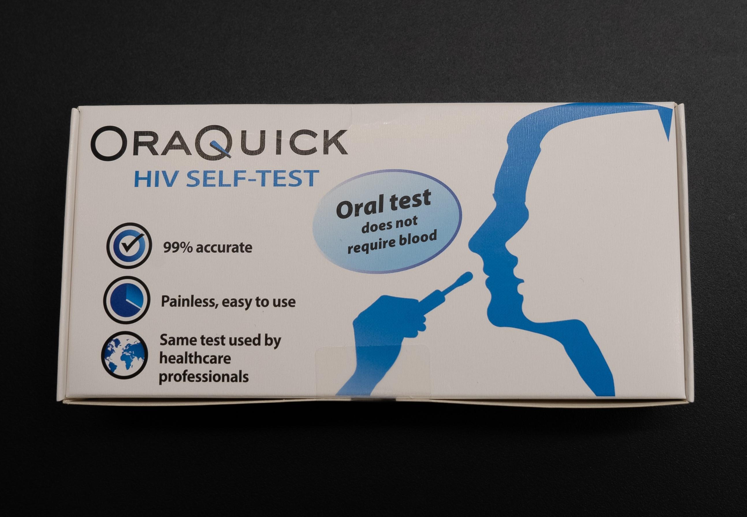 今年初,公众可在全国指定零售药店购买HIV自检试剂盒,在家检测,20分钟就能知道检测结果。如果呈阳性,应该到医疗机构或诊所做进一步检测,以确定是否患病。(卫生部提供)