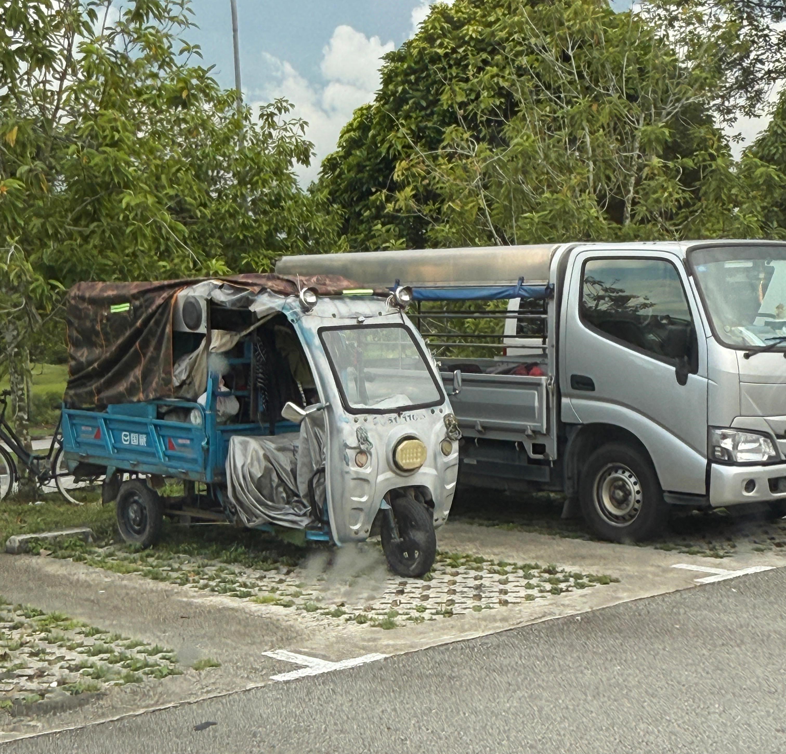 这是其中一辆在蔡厝港坟场内出现的中国品牌电动三轮车。陆交局指出这些车辆均未获准上路,所以已扣押这些车辆进行调查。(读者提供)