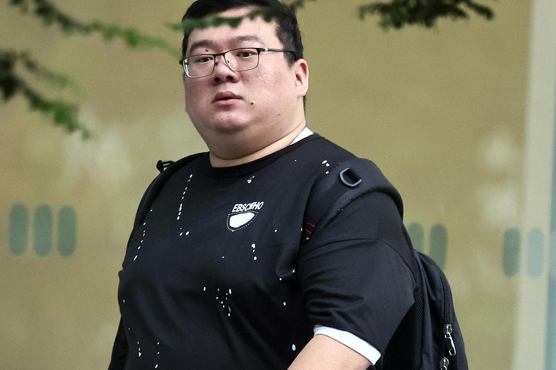 35岁的邱启良面对两项伪造文件的控状,案件展期至6月6日过堂。(海峡时报)