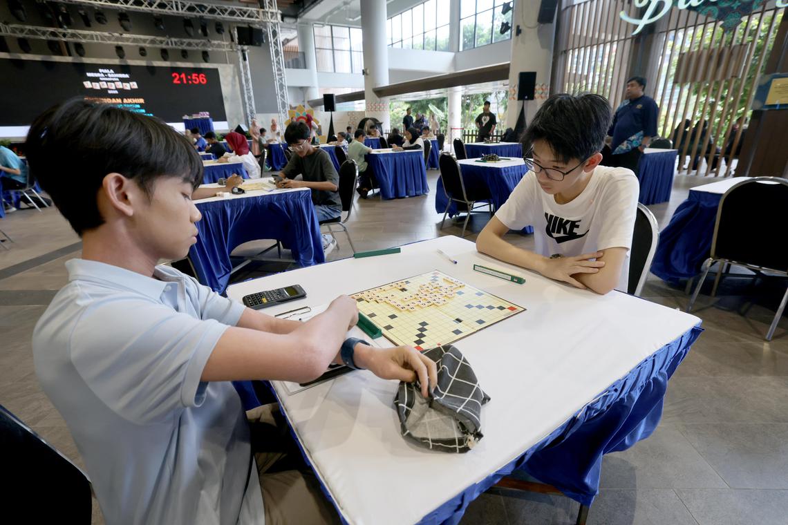 来自海星中学的中三学生何炫磊(右)是Scrabble比赛的常客,尽管碰上实力强的对手,他仍在人民协会马来活动执行委员会理事会举办的马来拼字游戏比赛中荣获最高分,夺下第一。(陈斌勤摄)