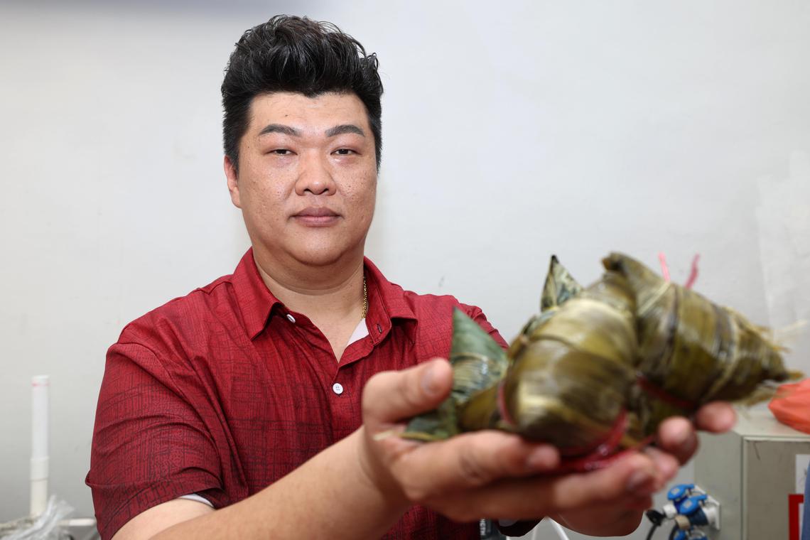 饮茶酒楼行政主厨罗俊义,善于通过社交平台推广“红豆咸肉粽”。(梁麒麟摄)