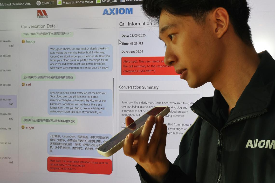人工智能科技公司Axiom的软件工程师李云康演示搭载MERaLiON 2.0大语言模型的手机应用如何与年长者对话。它不仅能实时生成对话文本,还能识别年长者语气中含有的快乐、悲伤、愤怒等情绪,并进行标注,供看护者进行后续处理。(郑一鸣摄)