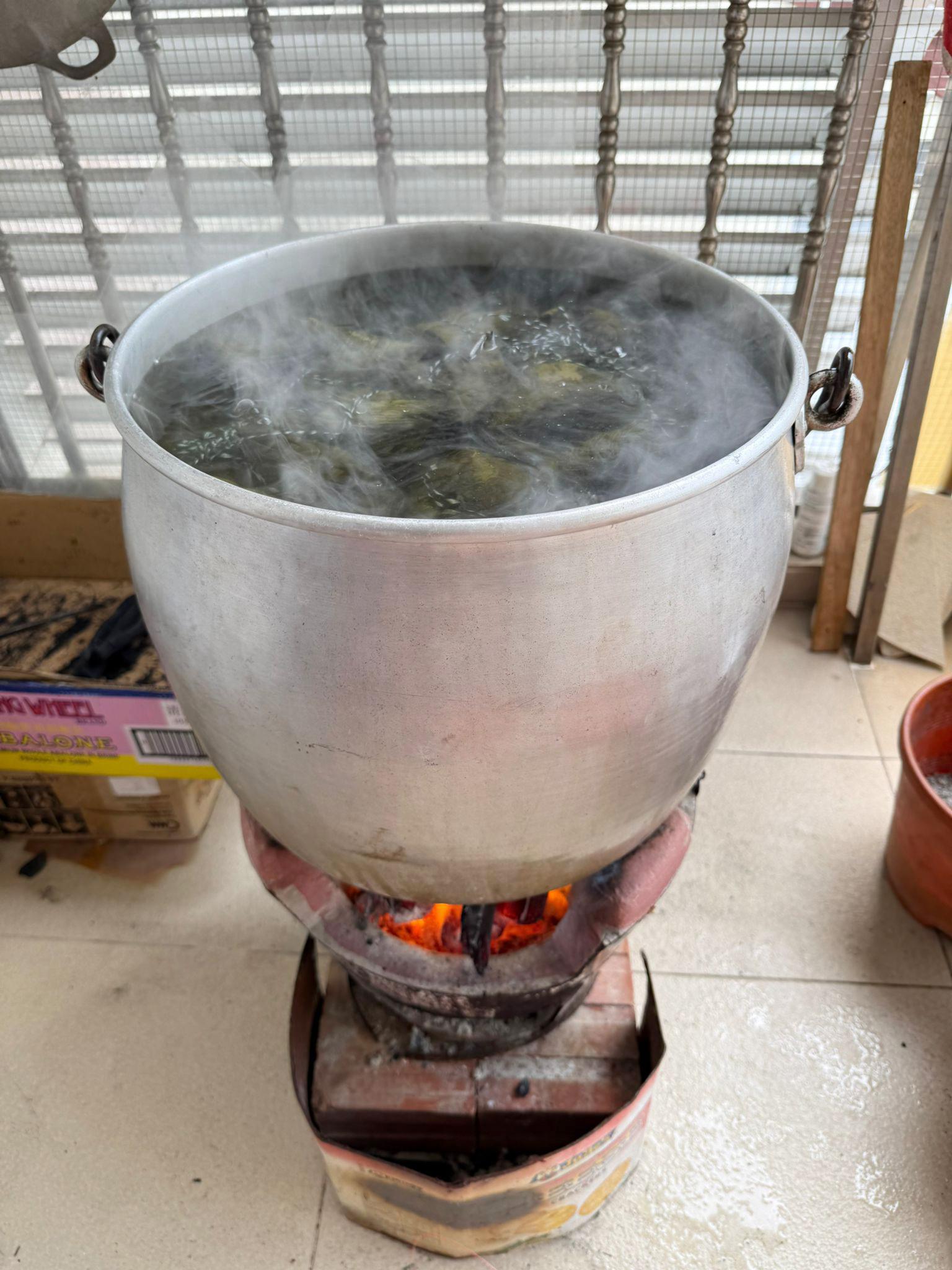 炭火煮粽,唤醒记忆中的古早味,尽显家的温度与传承。(受访者提供)