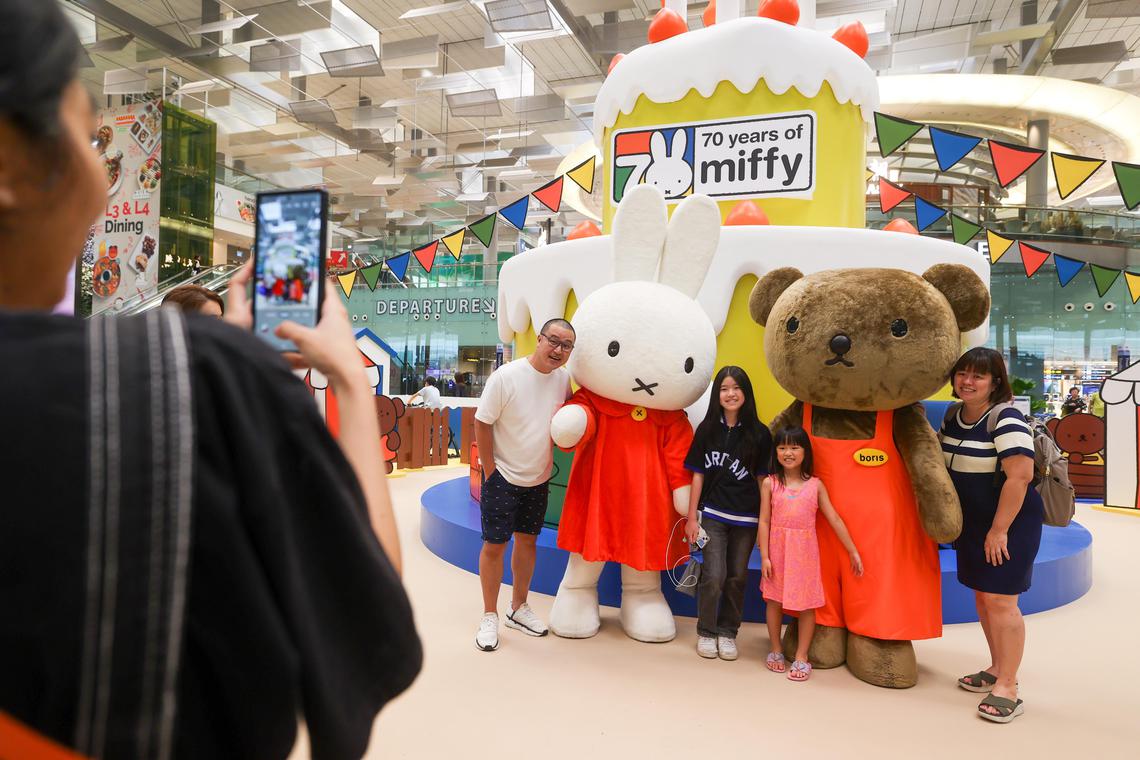 6月的每个星期六,公众还有机会与米菲兔和好朋友小熊波波(Boris Bear)见面合照。(吴先邦摄)