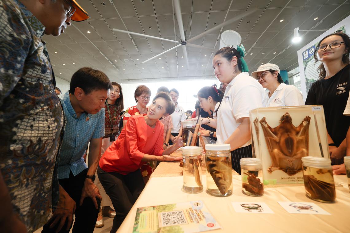 第14届生物多元节星期六开幕。国家发展部长徐芳达(前排左二),以及三名惹兰勿剎集选区议员——数码发展及新闻部长杨莉明(前排左三)、潘丽萍(后排左二)和罗守恩(不在图中)出席开幕式。(蔡家增摄)