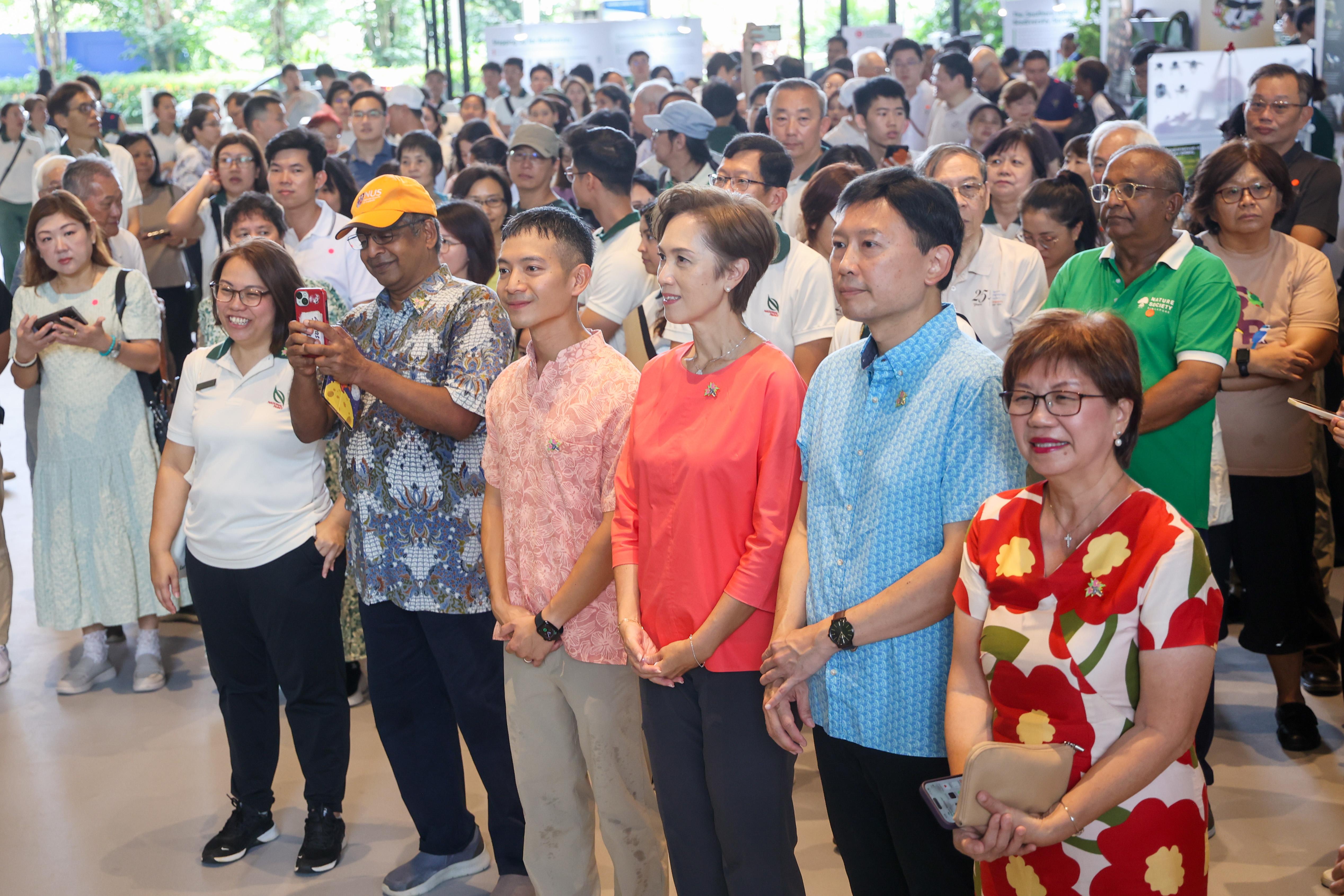 国家发展部长徐芳达(右二)以及三名惹兰勿剎集选区议员——数码发展及新闻部长杨莉明(右三)、潘丽萍(右一)和罗守恩(右四)星期六出席第14届生物多元节开幕式。(蔡家增摄)