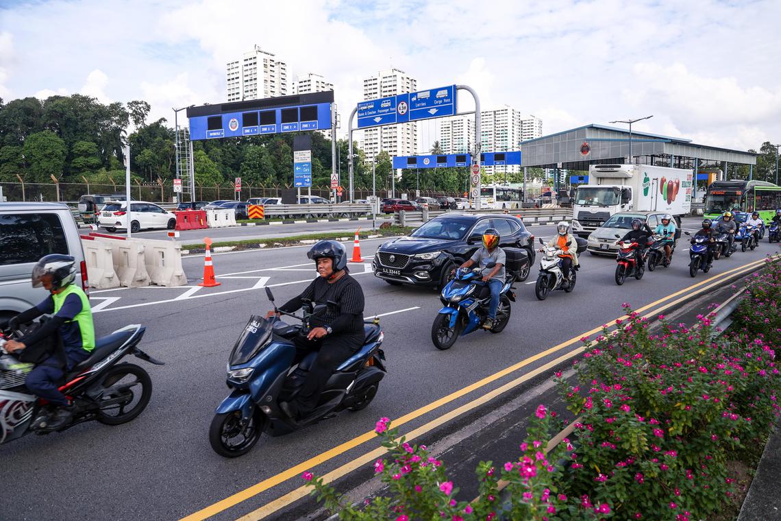 移民与关卡局目前在繁忙时段灵活调配人手,动态改换通道用途,也严正看待插队乱象。(白艳琳摄)