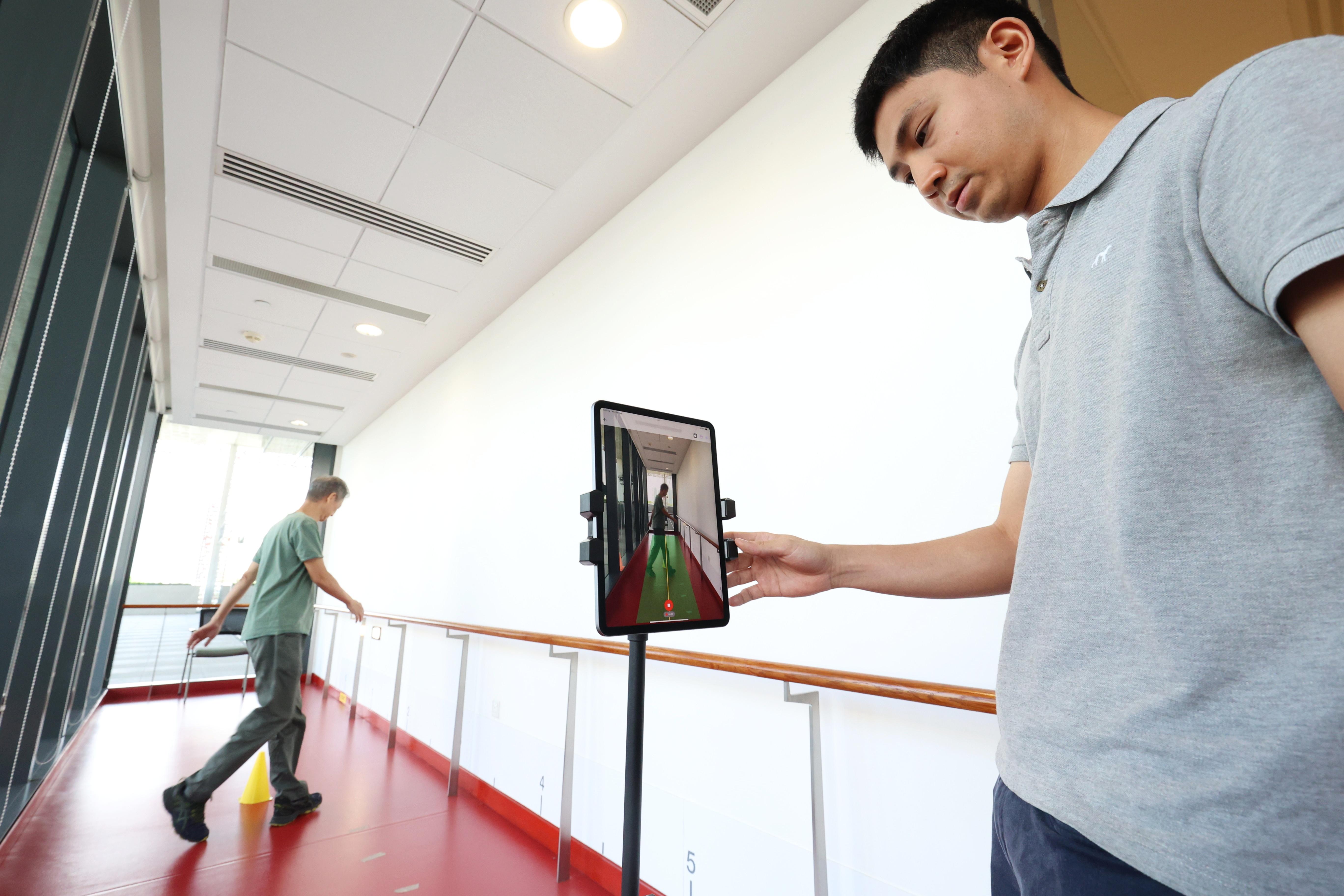 3D步态分析软件可以通过分析一个人从坐着到站立再到行走的动作,来识别身体功能衰弱的迹象。(何家俊摄)