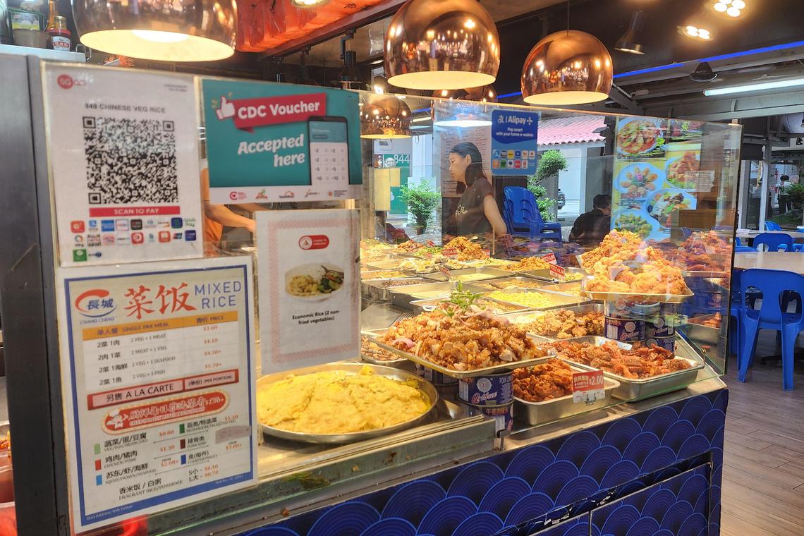 位于义顺第848座附近的长城杂菜饭摊,在档口前张贴说明图,以颜色区分菜品类别,并注明价格。不过,不是每道菜都挂上颜色标签,仅“厨师推荐菜肴”用了类似口福白色精选菜品的标签。(赵世楚摄)