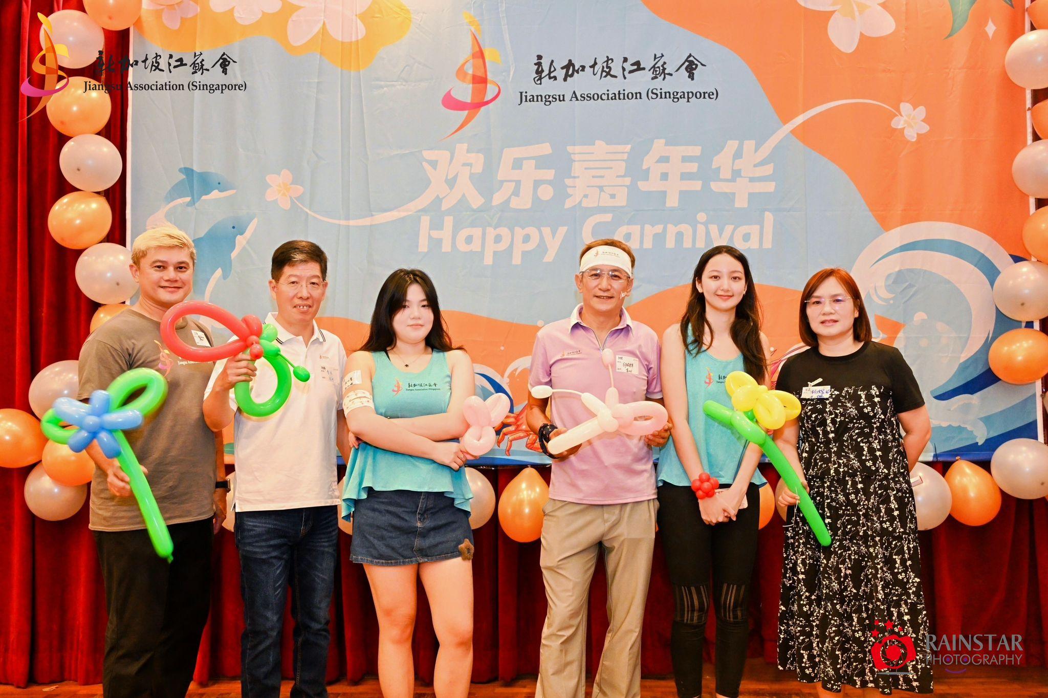 去年12月7日下午,新加坡江苏会在新加坡宗乡总会礼堂举办会员大会暨嘉年华活动。平日讲英语为主的第二代会员印怡晨(右二)和程以萱(左三),在参与筹备嘉年华时自在地策划华语游戏,准备华语资料,融入社团大家庭。(新加坡江苏会提供)