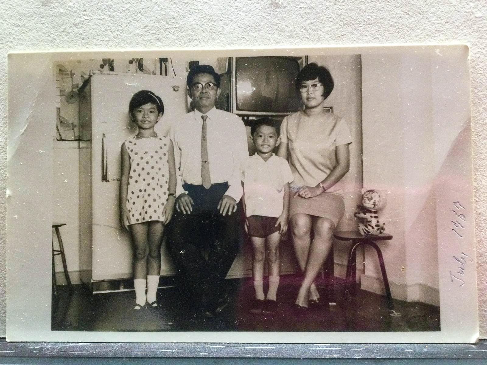 年幼的周美容(左一)与父亲周亚明(左二)和母亲宋月云,以及弟弟周志安合照的全家福。周美容认为,1950年代时,相信父亲是看好新加坡的发展潜力而选择在这里扎根落户,父母在1960年代初登记为新加坡公民。(受访者提供)