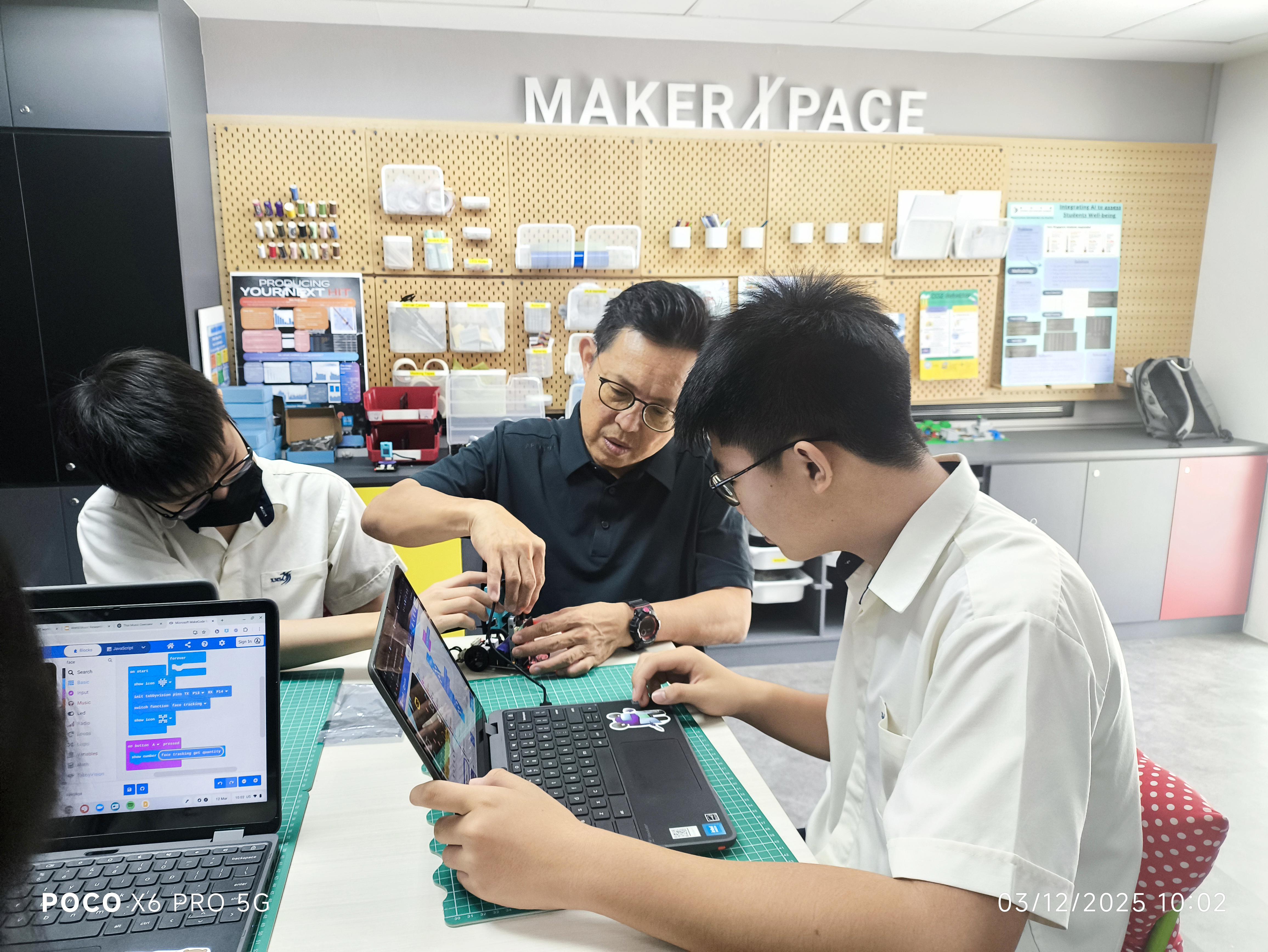 新民中学把其中一间电脑室改造为创客工作室,让学生有更多机会实践,培养设计思维。(新民中学提供)