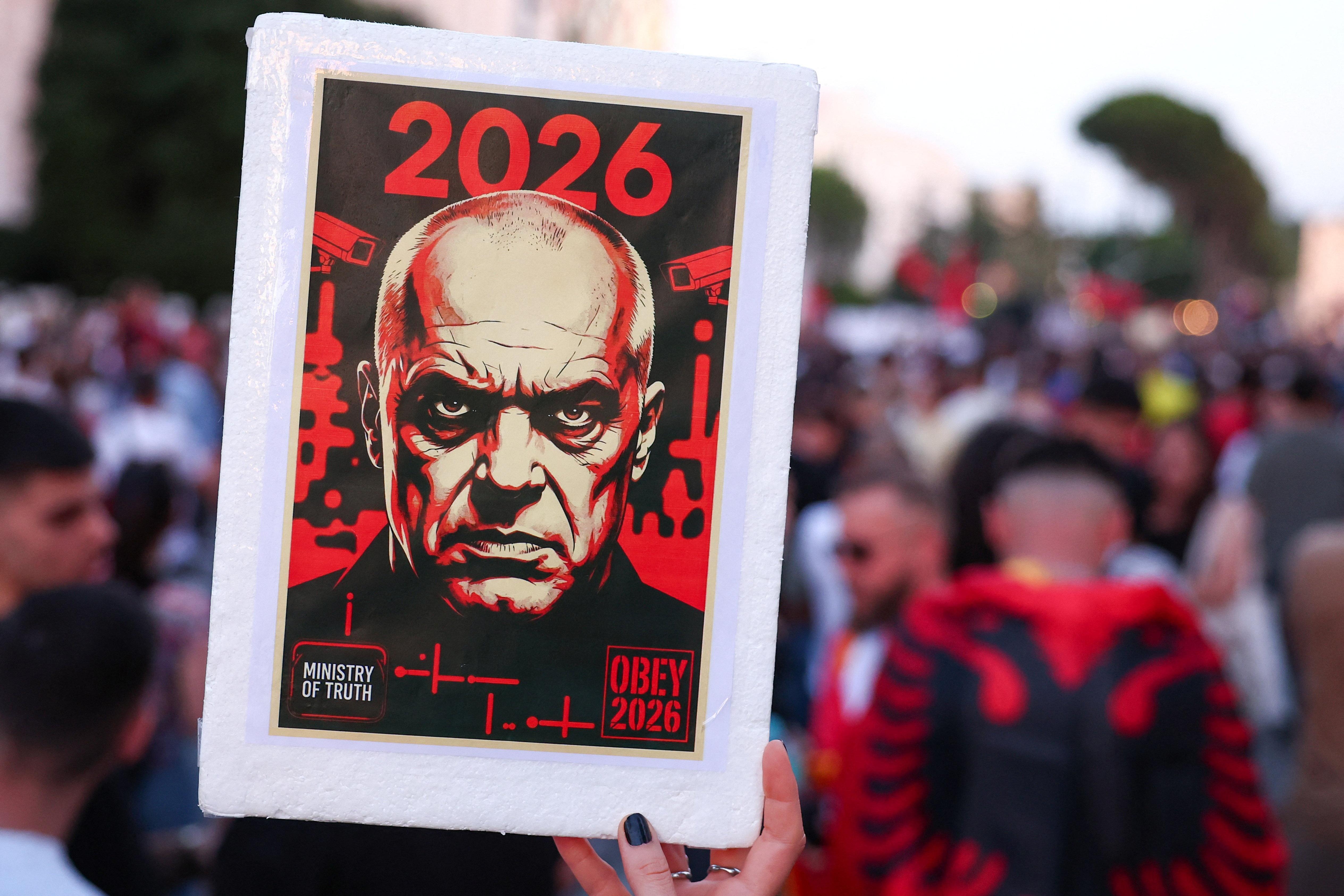 阿尔巴尼亚总理拉马领导的政府2024年推动国会修改环保法,大幅放宽对生态敏感区域的开发限制,引发民众不满,上街抗议要求他下台。(路透社)