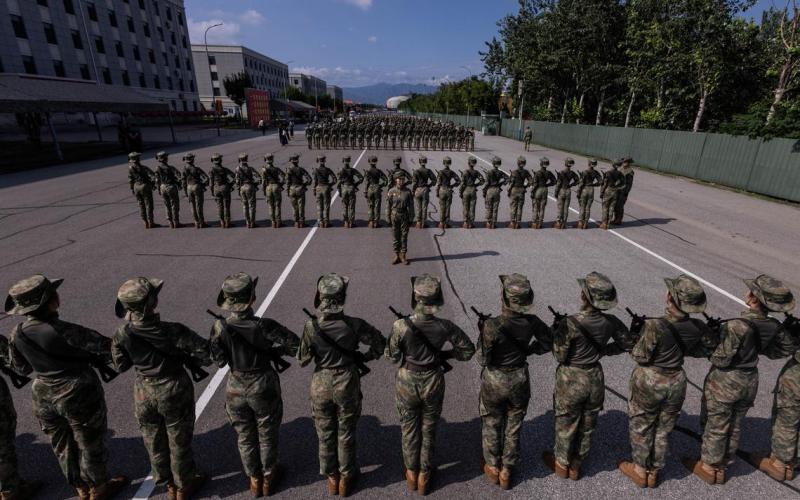 民兵方队将是今年九三阅兵队伍唯一一支全员由女性组成的方队，图为女民兵星期三（8月20日）在北京郊区昌平南口的阅兵训练基地进行演练。（路透社）