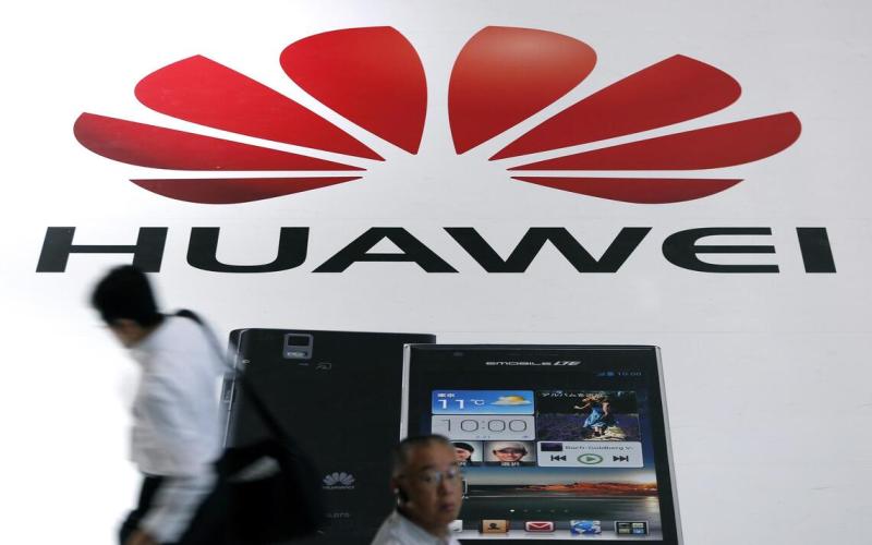 欧盟据报考虑强制成员国逐步在电信网络中，剔除华为和中兴通讯设备。图为与会者途经在2013年日本电子高新技术博览会的华为手机广告板。（彭博社档案照）