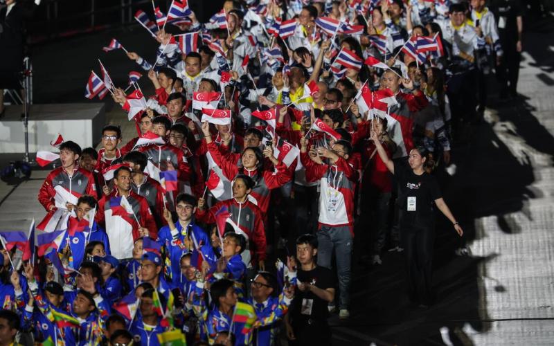 我国大部分运动员与工作人员已提前返国，当晚20多名新加坡代表出席闭幕仪式参与其盛。（白艳琳摄）