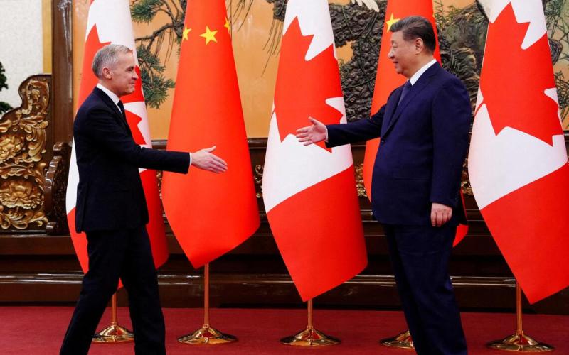 加拿大总理卡尼（左）星期五（1月16日）在北京人民大会堂与中国国家主席习近平会面。   （路透社）