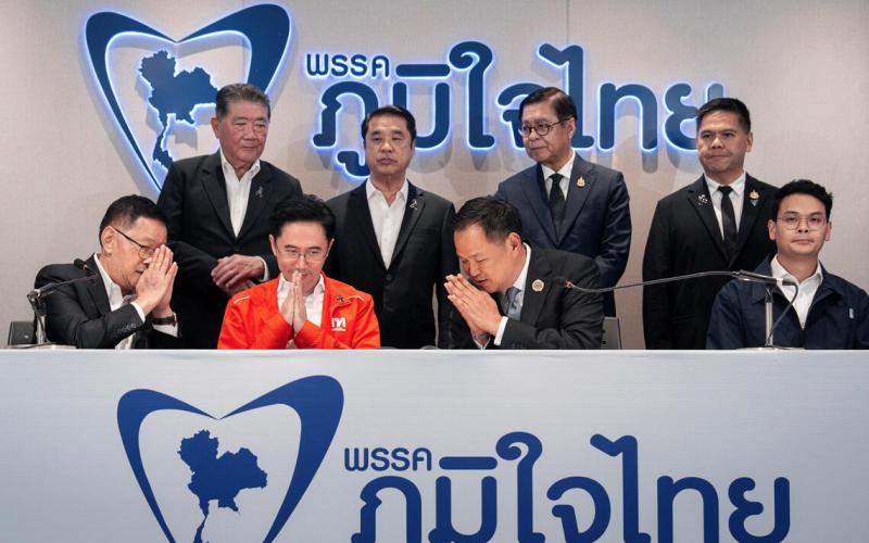 泰自豪党党魁阿努廷（前排右二）2月13日与为泰党首相候选人裕差南（前排左二）一同召开记者会，宣布两党将结盟共组联合政府。（路透社）