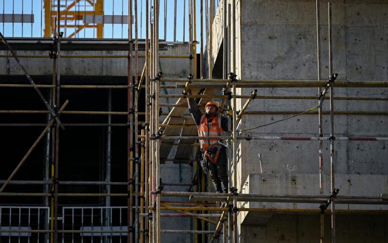 一名工人在北京一处建筑工地上作业，摄于1月6日。（法新社）