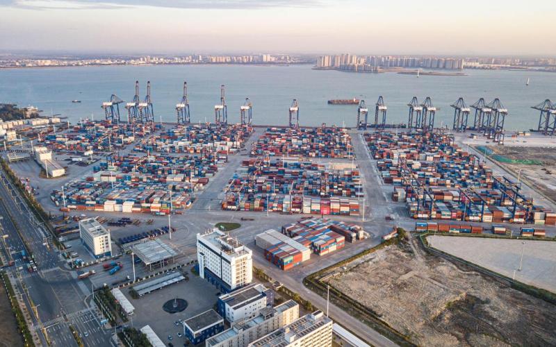 海南自贸港去年12月18日实现全岛封关运作，图为海南洋浦经济开发区洋浦港口岸。（新华社）