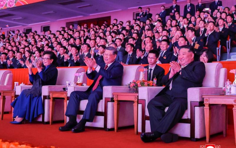 朝鲜官方通讯社朝中社发布的照片显示，出访朝鲜的中国国家主席习近平（中）和夫人彭丽媛（左）6月8日晚在朝鲜最高领导人金正恩（右）夫妇陪同下，在平壤体育馆观看专场文艺演出。习近平和彭丽媛均戴上眼镜观演。（法新社）
