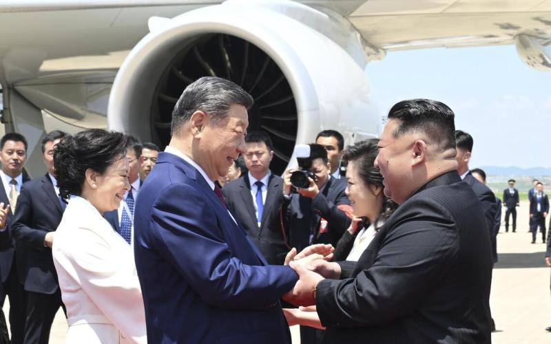 中共总书记、国家主席习近平星期一（6月8日）乘专机抵达平壤，对朝鲜进行两天国事访问。朝鲜最高领导人金正恩和夫人李雪主到机场迎接习近平和夫人彭丽媛。（新华社）