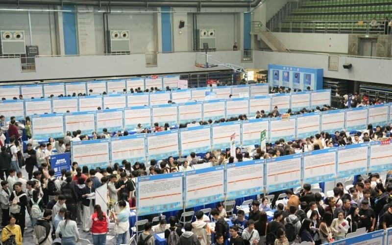 今年4月，湖南省启动2026年促进高校毕业生就业创业行动暨全省联动综合性招聘活动。图为4月18日拍摄的湖南大学招聘会现场。（新华网）