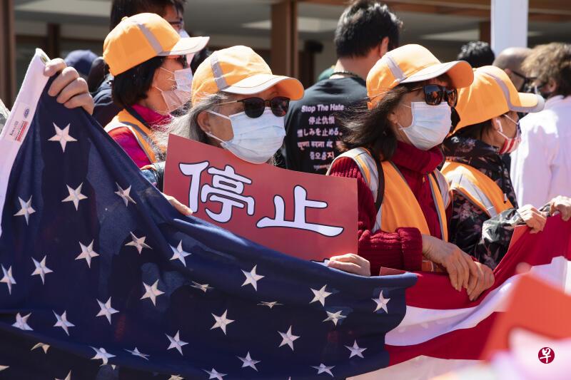 当地时间4月17日，数百人在美国旧金山湾区密尔布雷市参加反对歧视亚裔的集会。（中新社）