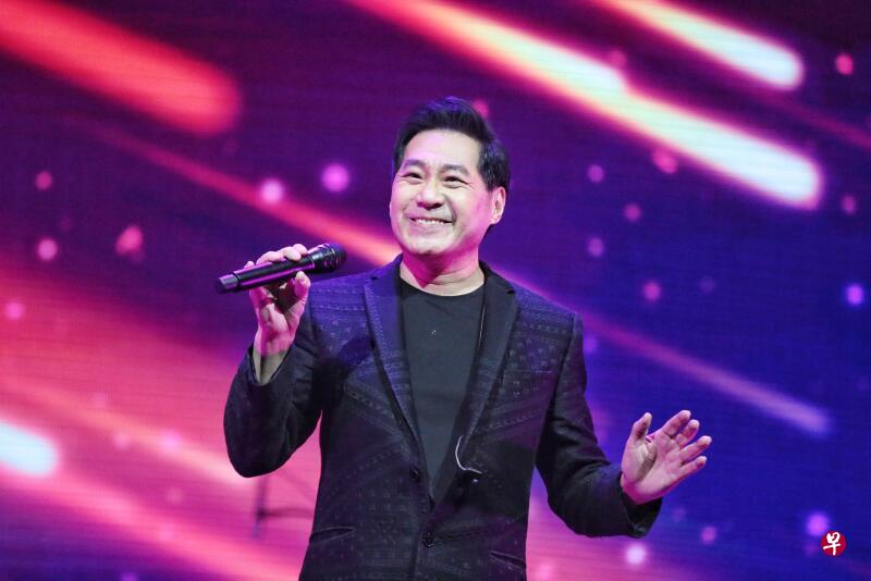 文章不但献唱金曲，也捐献1万善款。（徐颖荃摄）