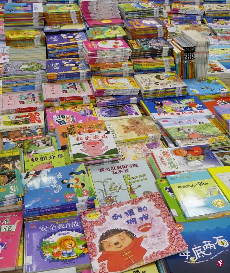至今年底，周星衢基金捐赠童书超过10万本。