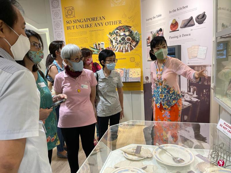 东方旅游举办以福建话、潮州话和粤语等常见方言为主的环岛之旅和娘惹导览等，让参与活动的年长人士聆听讲解时不感陌生。（东方旅游提供）