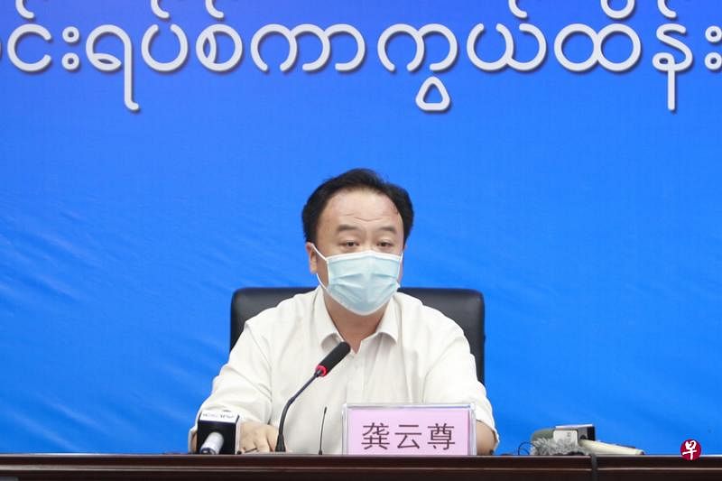 在被撤职的前一晚（7日），龚云尊还出现在瑞丽冠病疫情防控新闻发布会上，介绍瑞丽疫情防控情况。（中新社）